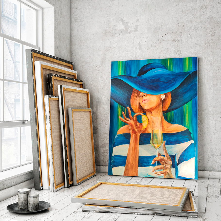 „Champagnermoment“ – Acrylgemälde von Anna Elias Acrylgemälde einer Frau mit großem Hut, Glas Champagner und Zitronenscheibe in Blautönen.